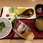 築地食堂源ちゃん - ｢しらす丼とデミグラスハンバーグとお刺身｣定食 \1180