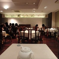 中国飯店 三田店 - 粛々とした雰囲気が漂う　広いダイニング