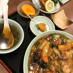 中華食堂 鶴園 - ディナーセットの中華飯と唐揚げ。見た目より味は薄くごま油が香る。