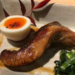 まる富 - 寒ブリ照り焼き　半熟玉子、クレソン浅漬け