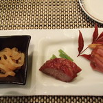 ホテルオークラ 中国料理「桃花林」 - くらげ、豚、鴨
      食べごたえのある前菜