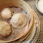 ホテルオークラ 中国料理「桃花林」 - 点心２種、小籠包
      ぷりぷり