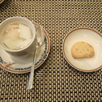 ホテルオークラ 中国料理「桃花林」 - 杏仁豆腐、焼き菓子
      今まで食べた中で一番おいしい杏仁豆腐
