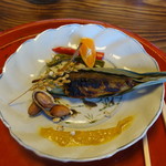 草喰 なかひがし - 落鮎の味噌幽庵漬けを焼いて笹に