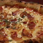 Bistro Pomodoro - 燻製の香りが食欲をそそります。ピッツァパンチェッタ