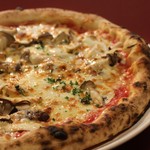 Bistro Pomodoro - 秋冬限定の５種のキノコのピッツァ。とても人気です。