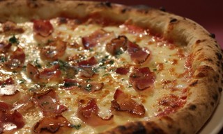 Bistro Pomodoro - 燻製の香りが食欲をそそります。ピッツァパンチェッタ