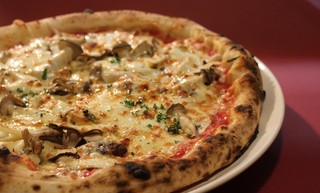 Bistro Pomodoro - 秋冬限定の５種のキノコのピッツァ。とても人気です。
