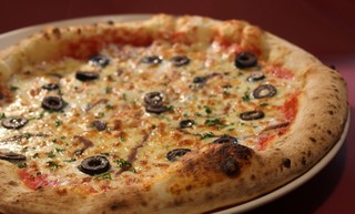 Bistro Pomodoro - アンチョビと黒オリーブのピッツァナポリターナ。白ワインにぴったり！