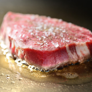 Providing carefully selected delicacies from the mountains and seas from all over the country, including Japanese black beef Steak, with expert skill.