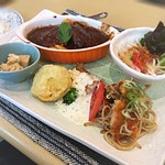 Tsubotei - 2品ランチ☆
                        
                        黒板のメニューから、好きな物を2品選べるランチ♫煮込みハンバーグと手造りコロッケをチョイス！しっかりデミソースに煮込まれたふわふわハンバーグ♫家庭的な素朴な味わいながら、しっかりこだわりも感じて美味しい！
                        ゆったりした時間を過ごせるレストラン♫\̏(º̻∇º̻)/̋
                        
                        #サーフィン飯#ぶらりグルメ旅#三重#鵜方#町の洋食屋さん#町の洋食屋さんらぶ♡#ヤケド注意w#生憎のお天気☂