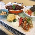 つぼ亭 - 2品ランチ☆
            
            黒板のメニューから、好きな物を2品選べるランチ♫煮込みハンバーグと手造りコロッケをチョイス！しっかりデミソースに煮込まれたふわふわハンバーグ♫家庭的な素朴な味わいながら、しっかりこだわりも感じて美味しい！
            ゆったりした時間を過ごせるレストラン♫\̏(º̻∇º̻)/̋
            
            #サーフィン飯#ぶらりグルメ旅#三重#鵜方#町の洋食屋さん#町の洋食屋さんらぶ♡#ヤケド注意w#生憎のお天気☂