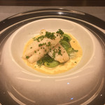 レストラン ラ フィネス - 舞鶴 オコゼ 一夜干し 空豆 贅沢にギリギリの量まで使ったバターソース ハマグリ風味