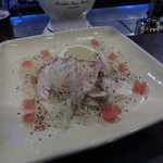 キッパーズ ケルシュ - スモークチキンのカルパッチョ（680円）