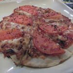 キッパーズ ケルシュ - ブラックペッパーとトマトのピザ（530円）