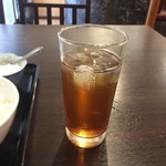 金吉屋 - 大きめのコップに入ったウーロン茶