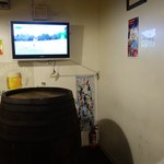 ロイの酒場 - （2016/10月-1回目）店内の樽テーブルとテレビ