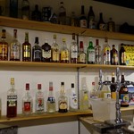 ロイの酒場 - （2016/10月-1回目）壁沿いのドリンク瓶には単価が書いてあります。