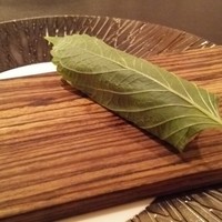 スリオラ - えごまの葉で包んだホタテとパセリ