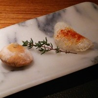 スリオラ - コース始めに：パプリカのライスクラッカーとオリーブオイル入りのプチパン
