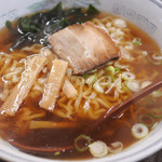 がんばり屋 - ラーメンはしょう油・みそ・塩味から選べるので
ボキらはしょう油ラーメンを注文！
おぉ～昔ながらの澄んだしょう油スープだねぇ。