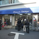 石田屋 - お店の外観です。まだまだ行列してますね～！