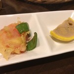 串揚げダイニング だんらん家 - お通し(辛子蓮根と海老揚げ)