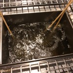 串揚げダイニング だんらん家 - 油浴み中