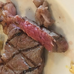 ビストロモンマルトル - ミディアムレア 推奨 最初固いなと…でもこの値段でコースでこの大きさ 文句はつけれない