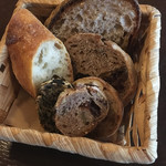 ビストロモンマルトル - ハード系パンが 薄くイロイロと 女子的にはあれもこれもとイイ