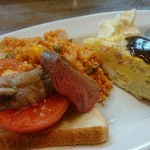 食パンの上に力強い旨味の分厚い仔鴨、トマトにクスクスが意外にマッチ