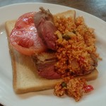 豪快な盛り付けにびっくり、前菜の青森産仔鴨のロースト