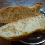 大西亭 - 大きな縦カットで、パリパリ香ばしいクラストのバゲット