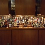 Pueruto - フラッと入ったホテルのメインバー、バックカウンターには綺麗にお酒の瓶が並んでます。