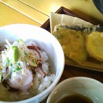 タコ刺身丼、天ぷら３種(いわし、なす、ズッキーニ)