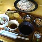 もりそばセット・・タコ刺身丼、天ぷら３種、小鉢２種、みかんゼリー