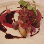 肉料理 えぞ鹿と赤ワインソースにビーツ添え