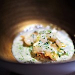 エクアトゥール - オマールエビのポワレ　コブミカンオイル　白ワインとモンサンミッシェルのムール貝のソース
      