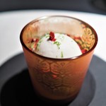 エクアトゥール - 洋ナシと杏仁豆腐　ベルベーヌのジュレ　レモングラスとペリエのソルベ　フランボワーズのクランブル
      