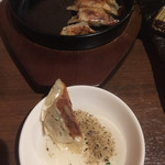 匠 - 一口餃子を 酢+胡椒で！