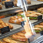 モンドール - ハード系パンで作られたサンドイッチがずらり