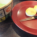 Tamaruya - かわいらしい茶菓子付き。