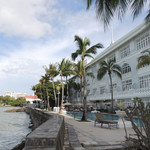 Farquhar's Bar - 夕方の E&O と海辺のプール