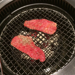 炭火焼肉酒家 牛亭 - 薄切りらんぷ。4切れで830円なり。