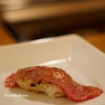 お肉屋 けいすけ 三男坊 - 「牛の握り 一口炙り寿司」2貫800円