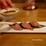 お肉屋 けいすけ 三男坊 - 「牛の握り 一口炙り寿司」2貫800円