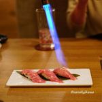 お肉屋 けいすけ 三男坊 - 「牛の握り 一口炙り寿司」2貫800円