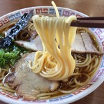 大橋中華そば - 麺は中細ストレート麺、播州ラーメンらしく、柔らかい麺です