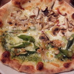 ニホンバシ・ブルワリー - ピザ　3種のキノコとサラミのピザと大葉、オクラ、レンコンのジェノベーゼピザのハーフ＆ハーフ。