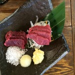 肉汁餃子のダンダダン - 馬刺し2種盛り(940円)